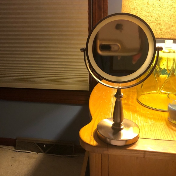 Rose Gold LED Lighted Makeup / Vanity Mirror - Picture 5 of 5